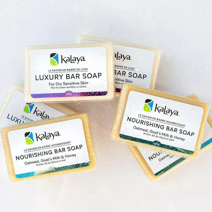 Collection empilée de bars de savon, y compris le savon de bar de luxe Kalaya et le savon de bar nourrissant Kalaya